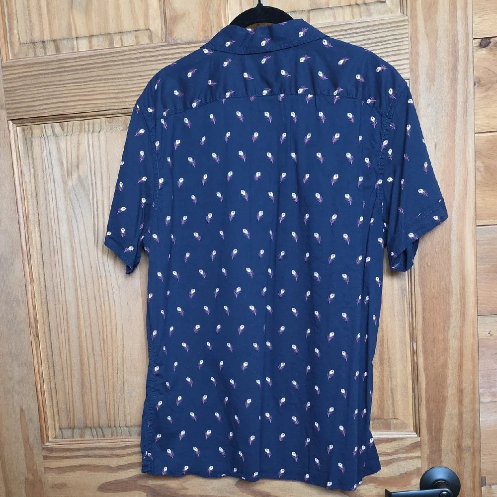Banana Republic Navy Short-Sleeve Button-Down Shirt with Red&Cream Feather Large - Picture 5 of 8